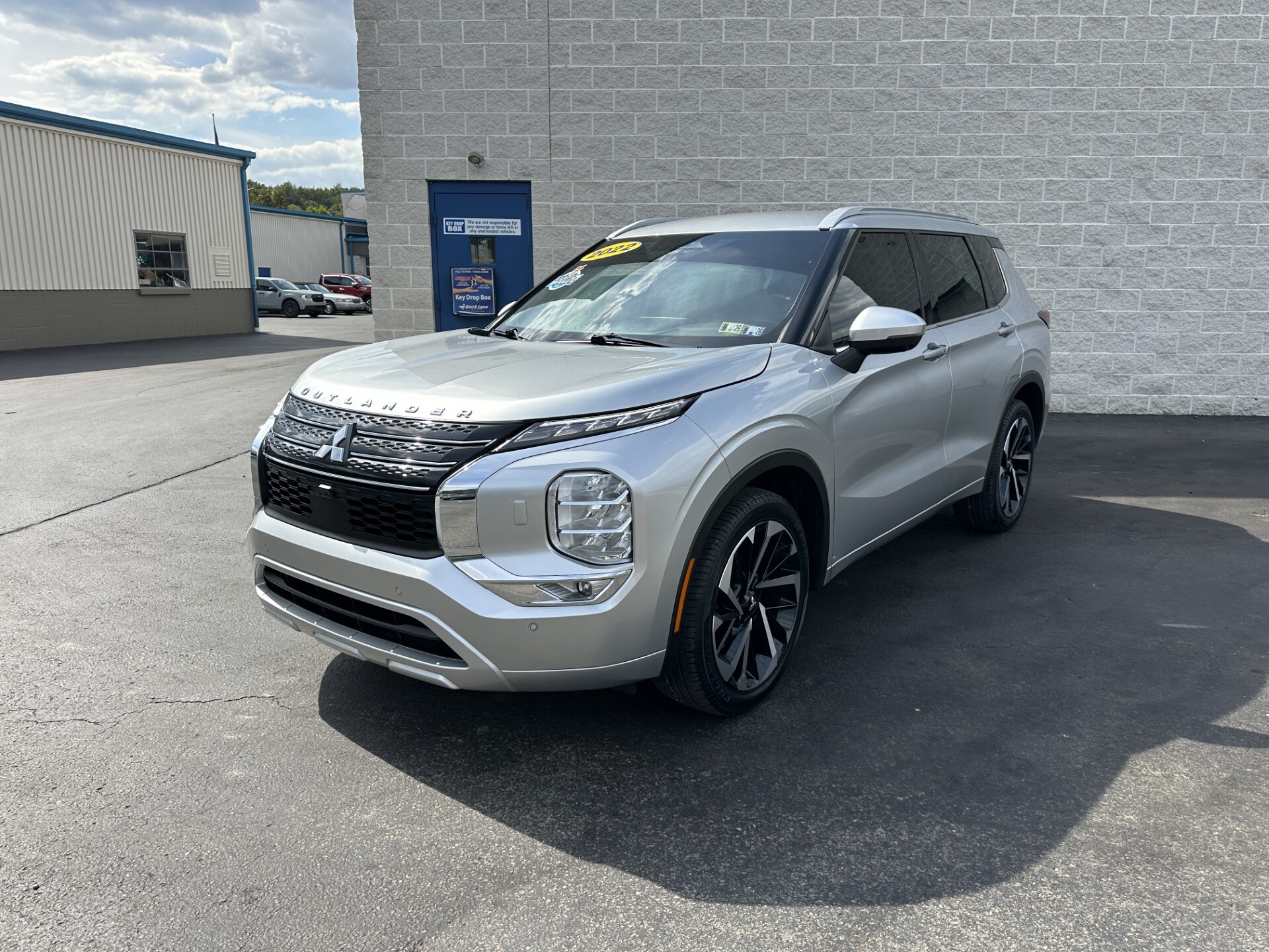 2022 Mitsubishi Outlander SEL photo 2