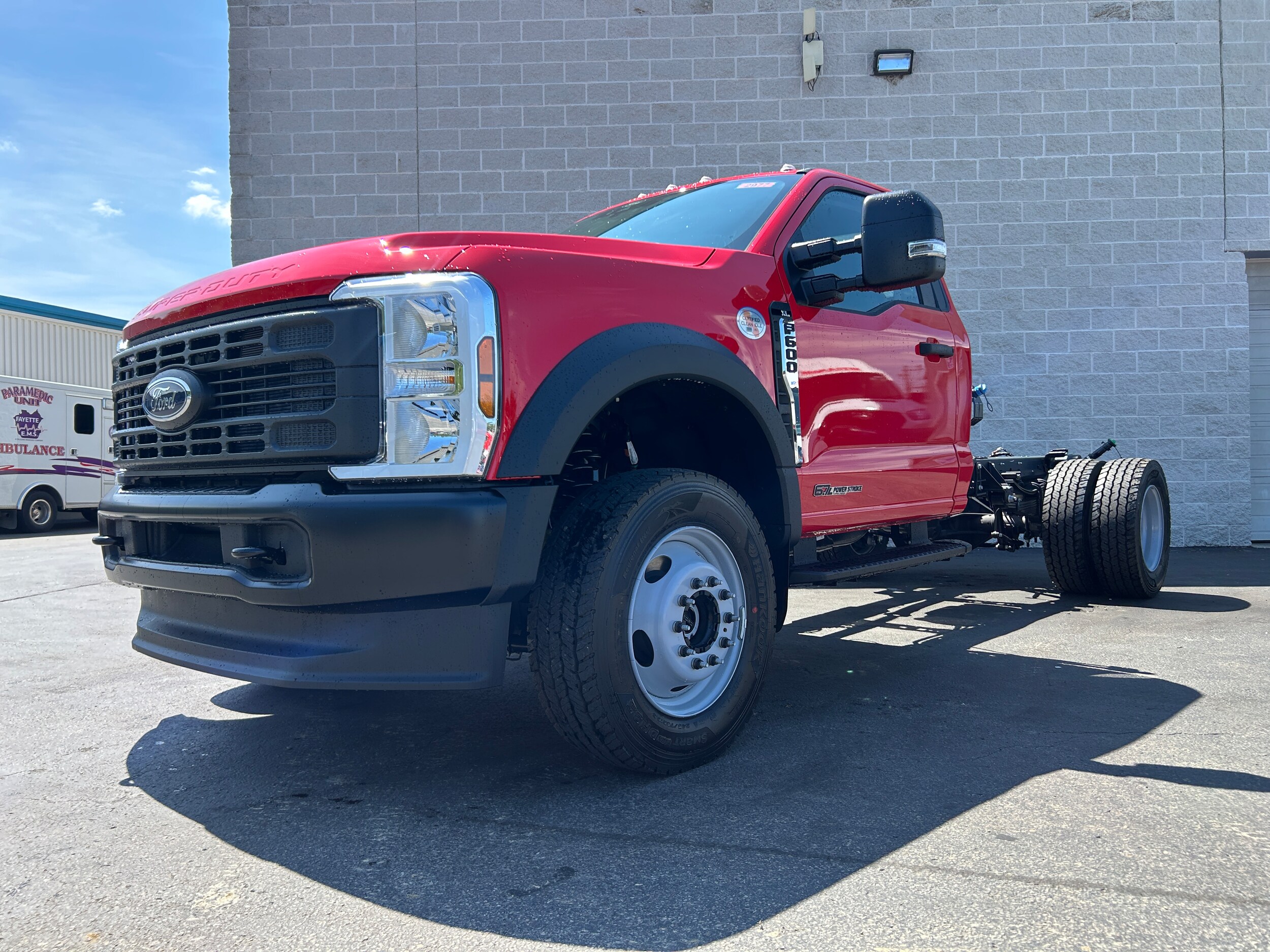 2025 Ford F-600 photo 3