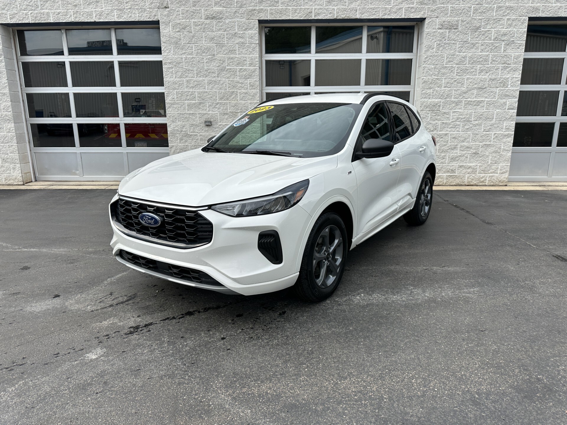 2023 Ford Escape ST-Line photo 2