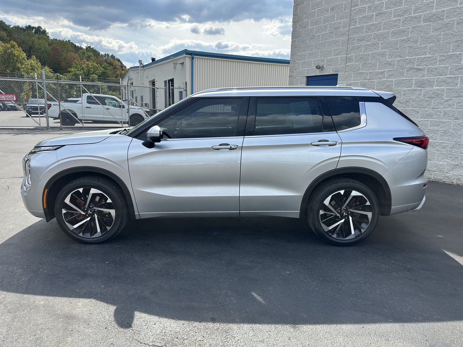 2022 Mitsubishi Outlander SEL photo 4