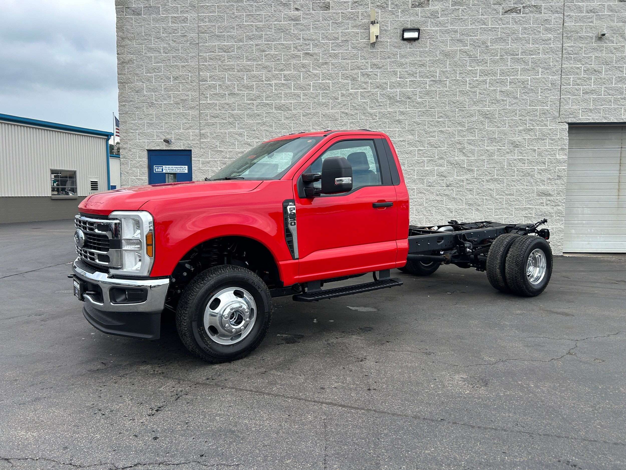 2025 Ford F-350 XL photo 4