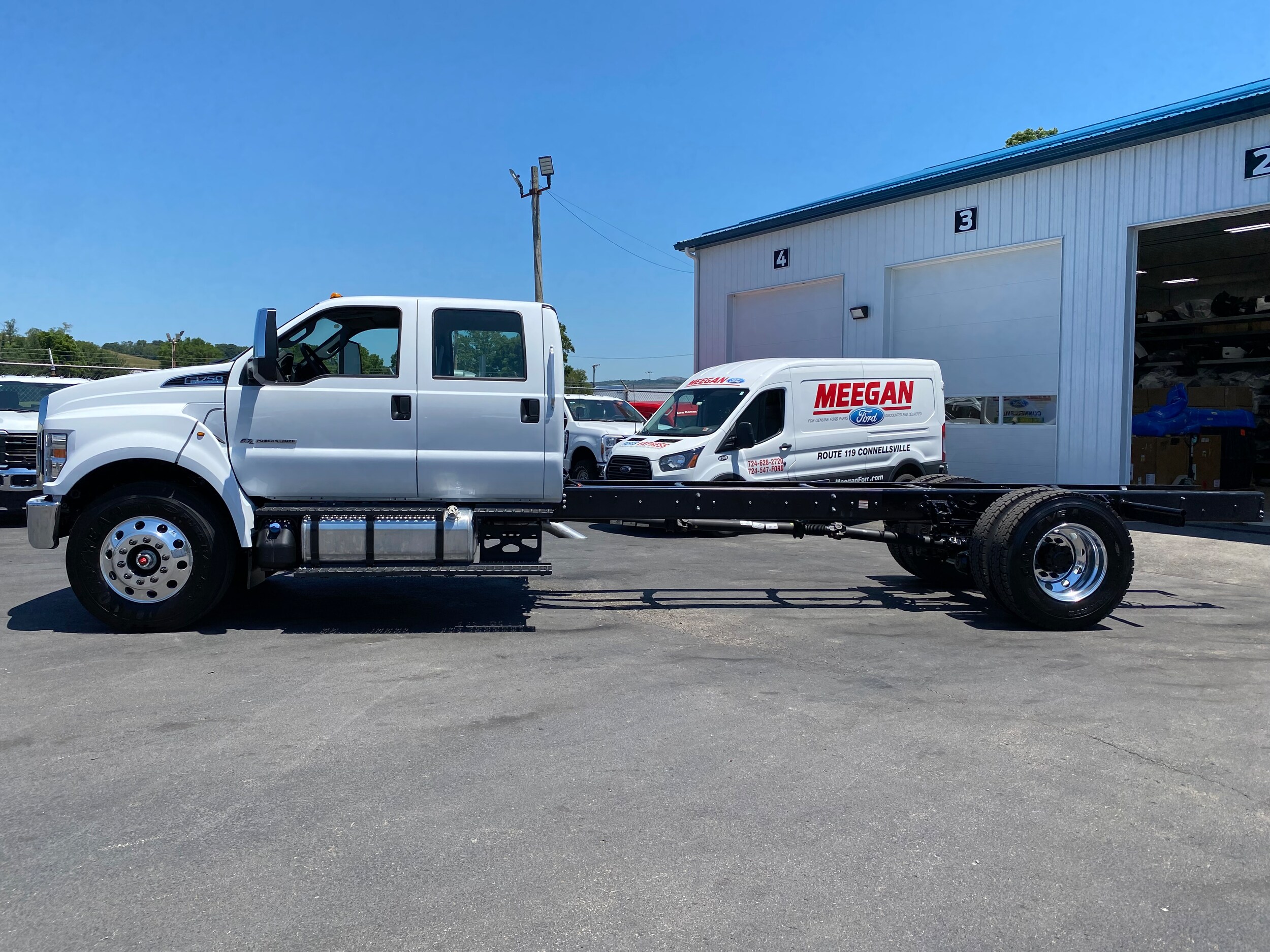 2025 Ford F-750 SuperCab photo 3