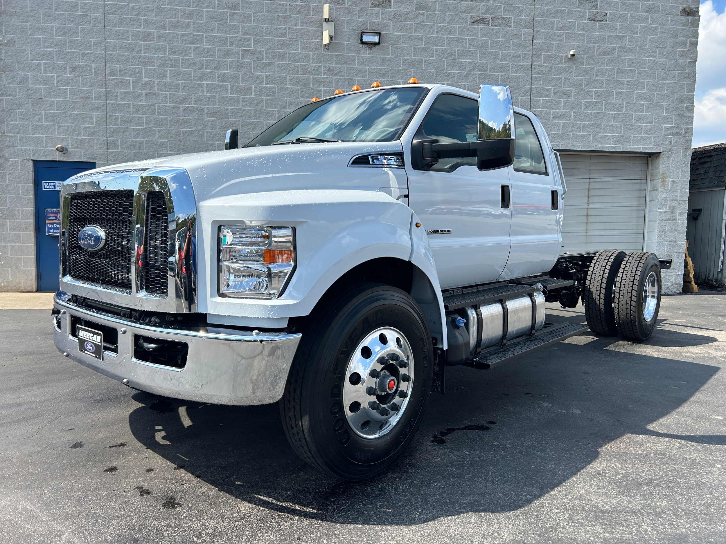 2026 Ford F-650 photo 2