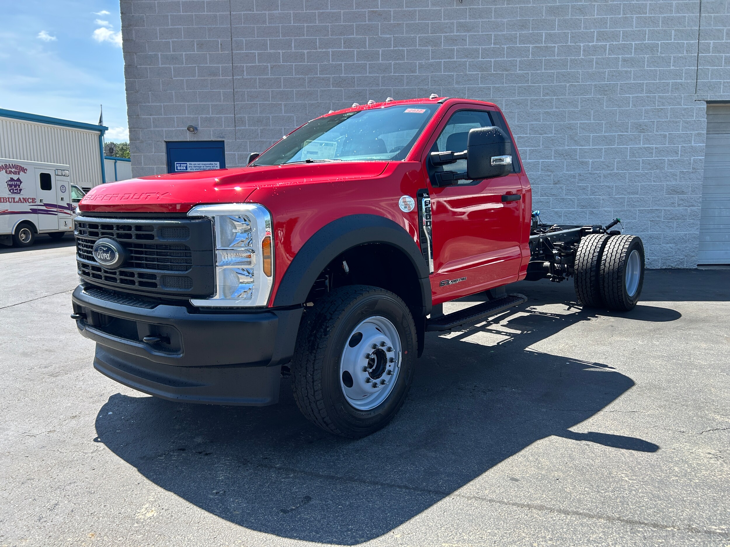 2025 Ford F-600 photo 2