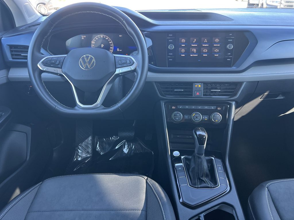 2024 Volkswagen Taos SE photo 2