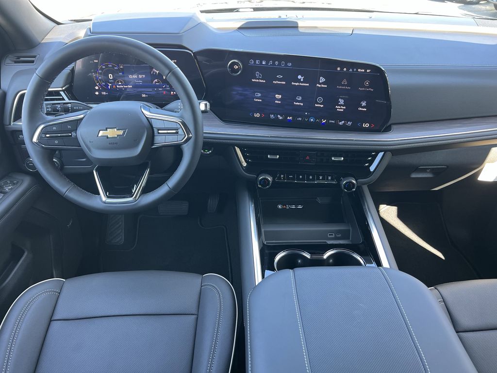 2025 Chevrolet Suburban Premier photo 2