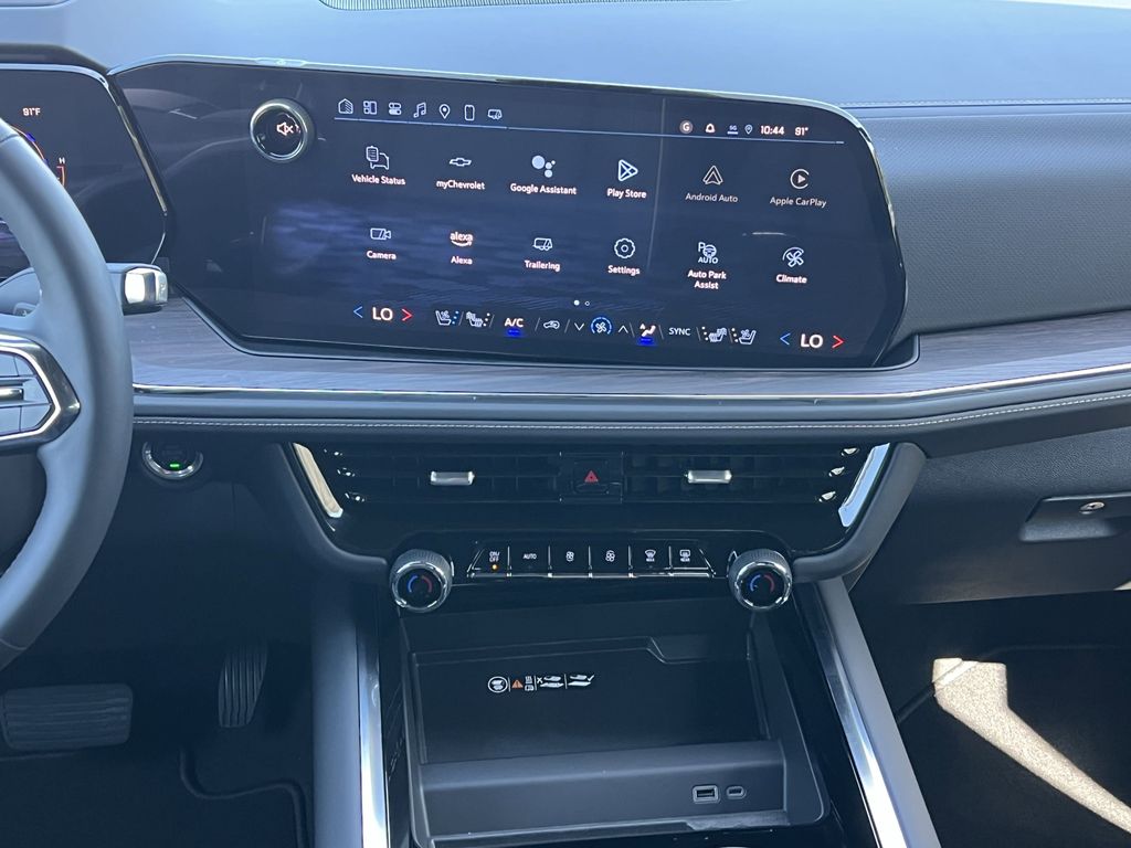 2025 Chevrolet Suburban Premier photo 3