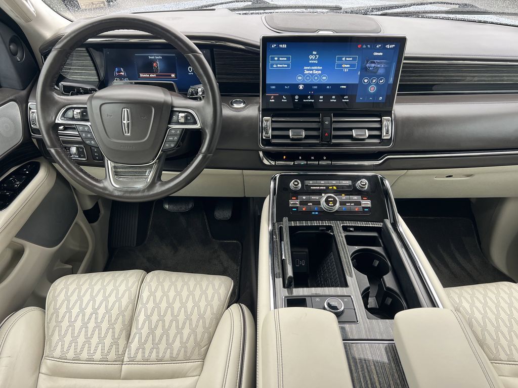 2023 Lincoln Navigator Black Label photo 2