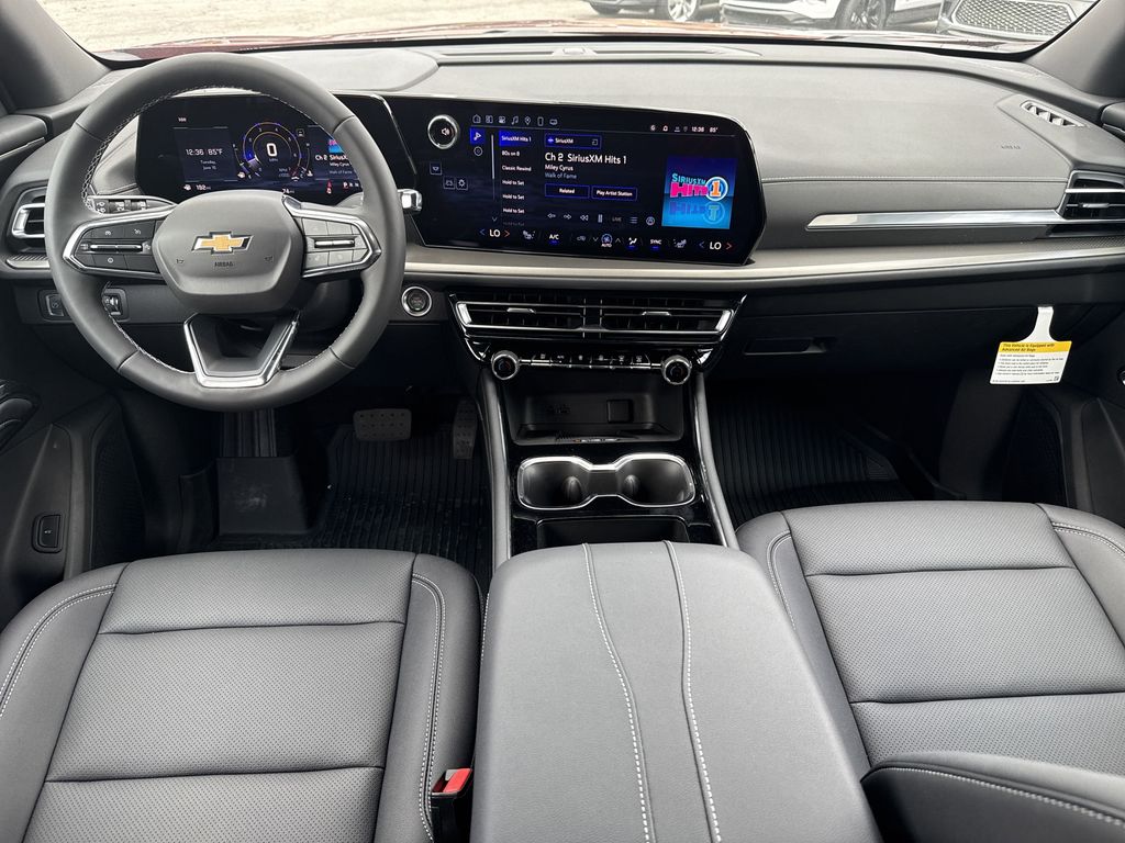 2025 Chevrolet Traverse photo 2