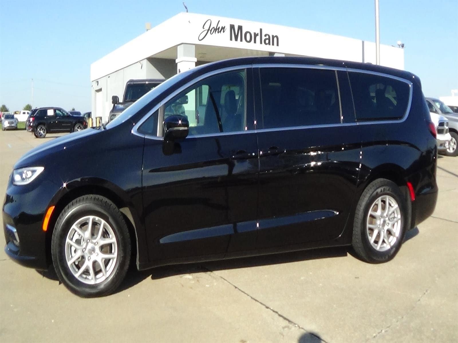 2025 Chrysler Pacifica Select's photo
