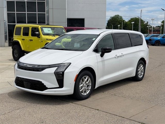 2027 Chrysler Pacifica Select's photo