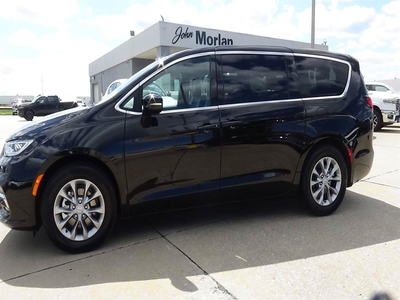 2026 Chrysler Pacifica Limited's photo