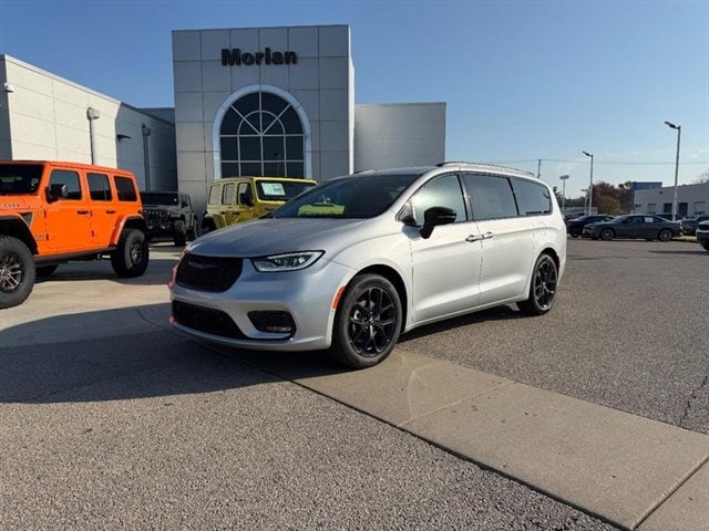 2026 Chrysler Pacifica Passenger Van 