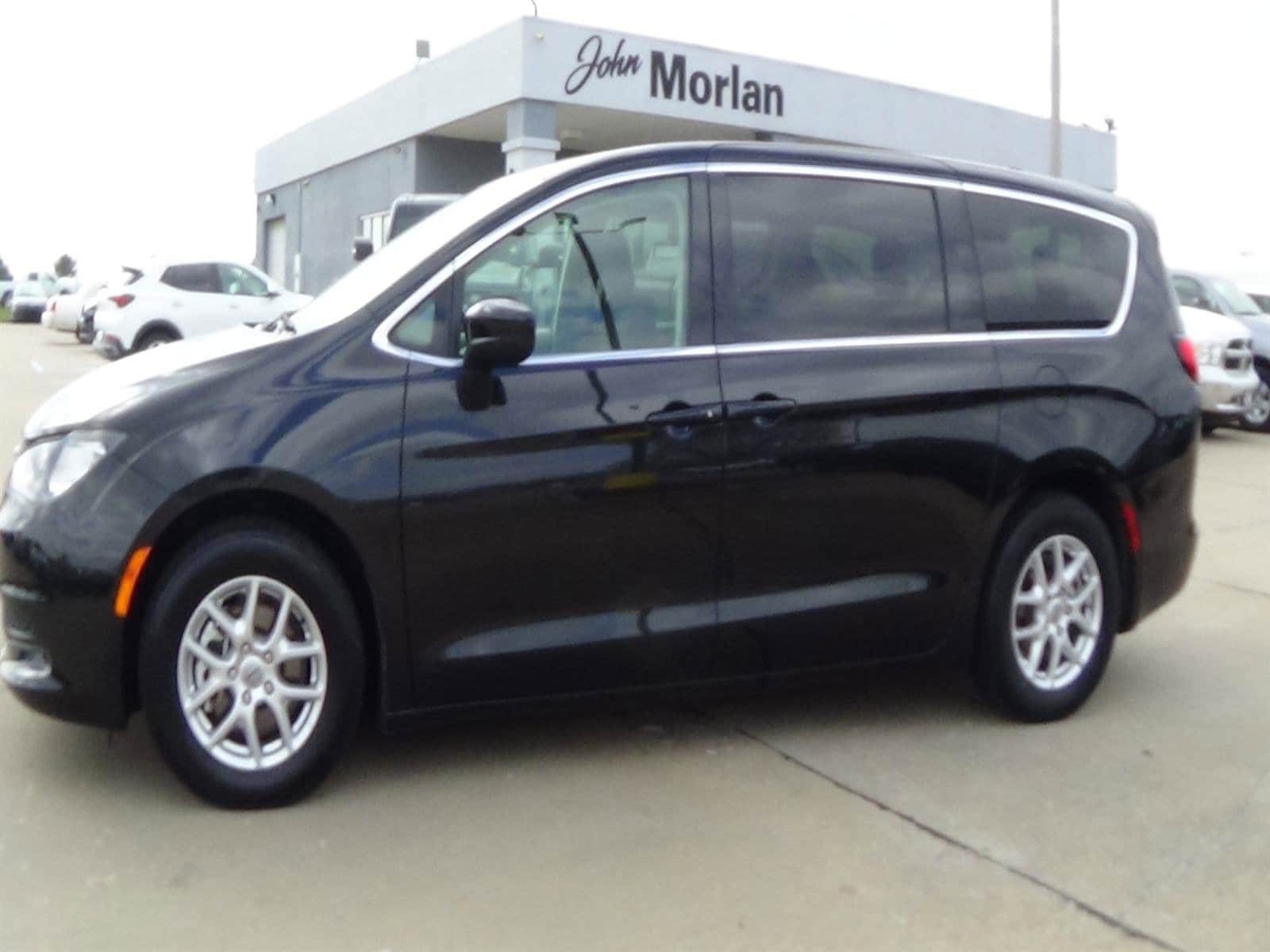 2023 Chrysler Voyager LX's photo