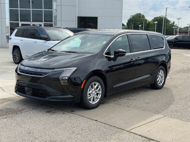 2027 Chrysler Pacifica Select's photo