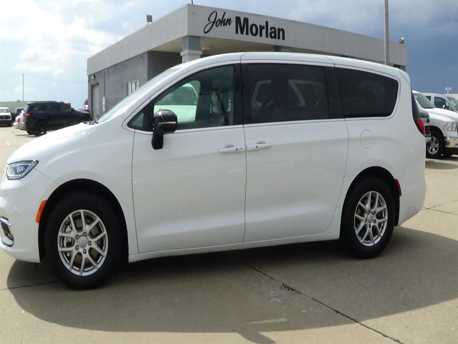 2025 Chrysler Pacifica Select's photo
