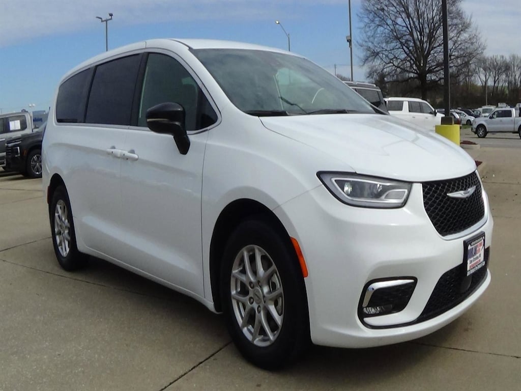 Used 2025 Chrysler Pacifica Select Van Passenger Van