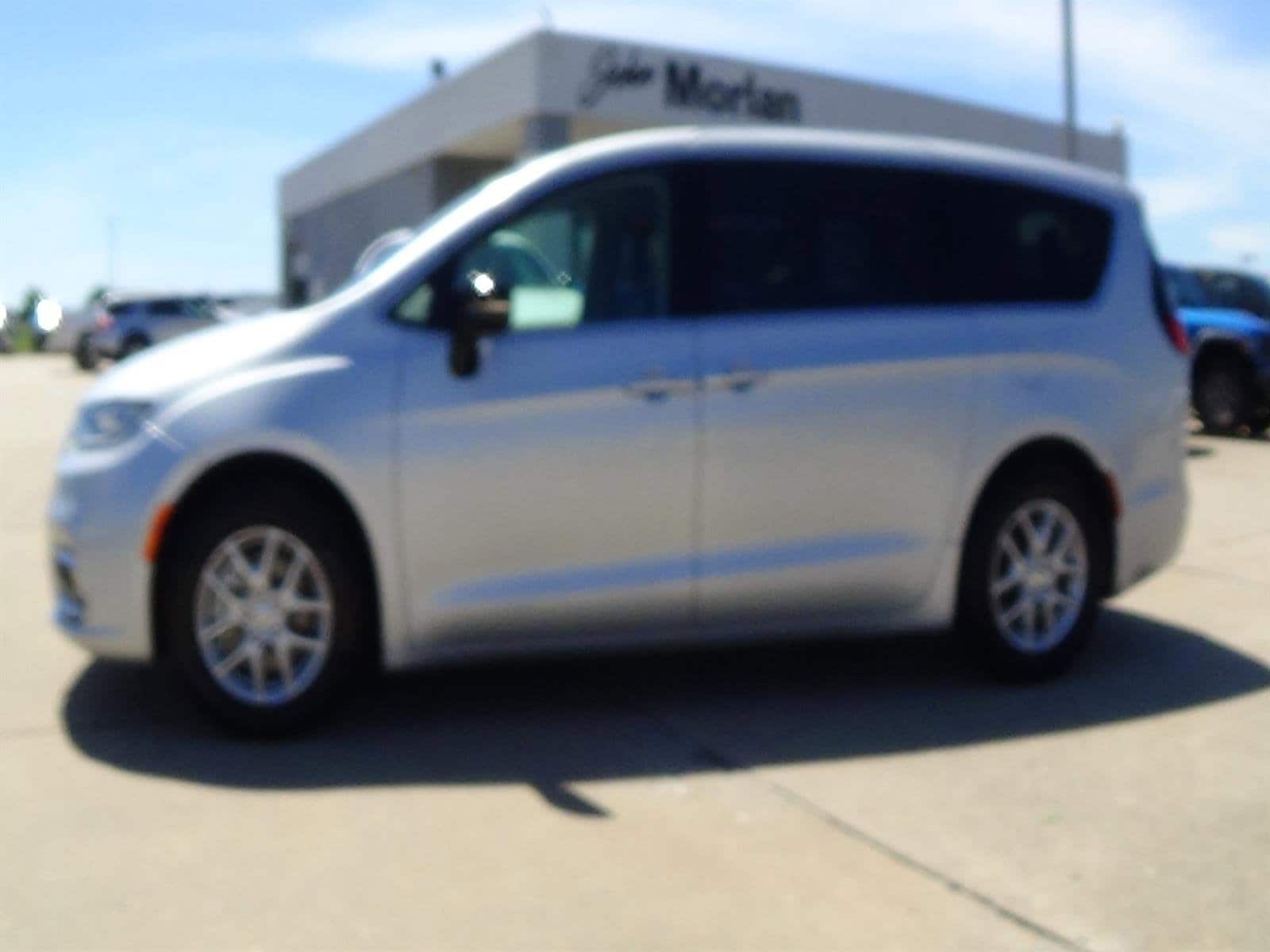 2024 Chrysler Pacifica Touring L's photo