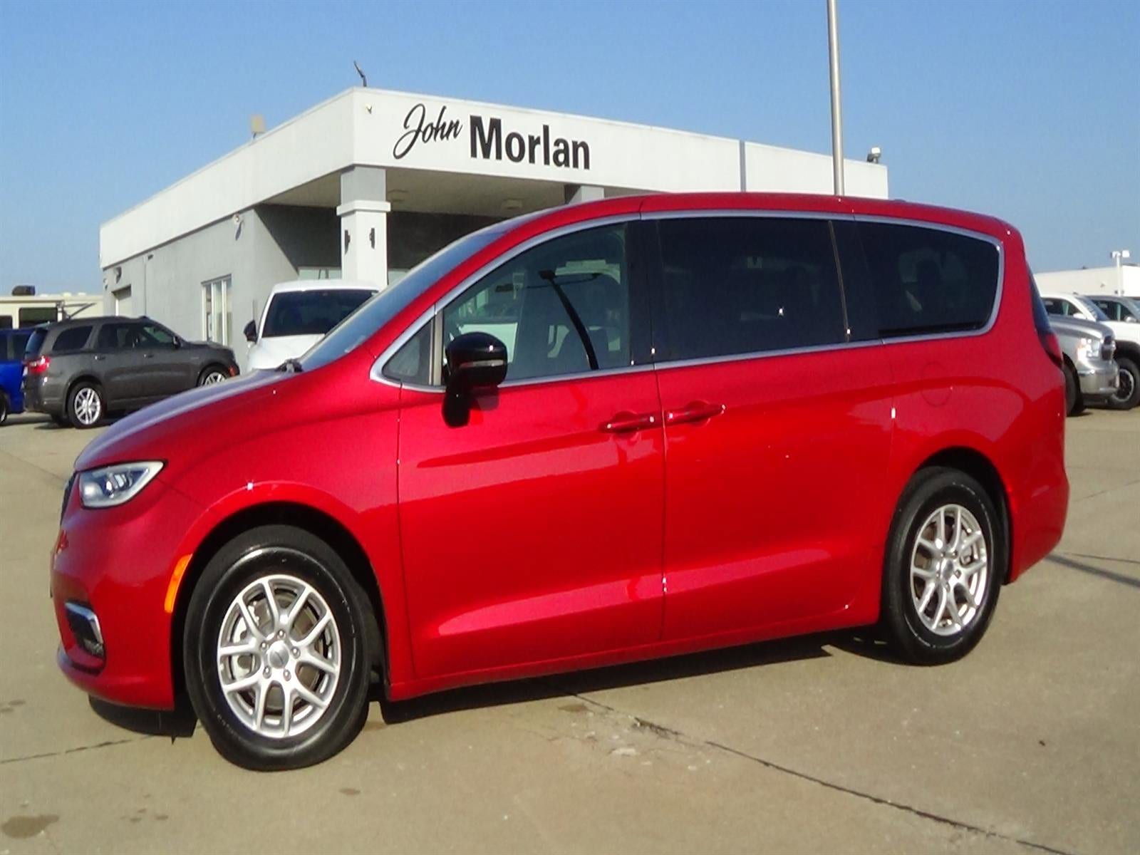 2025 Chrysler Pacifica Select's photo
