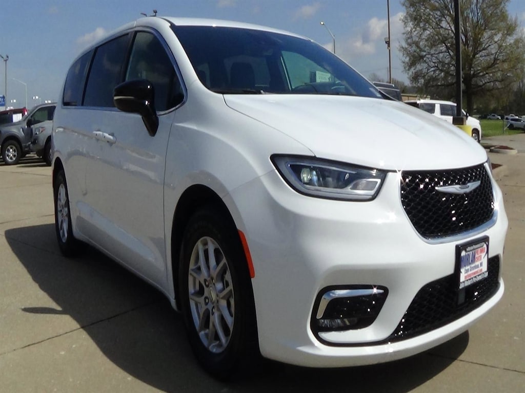 Used 2025 Chrysler Pacifica Select Van Passenger Van