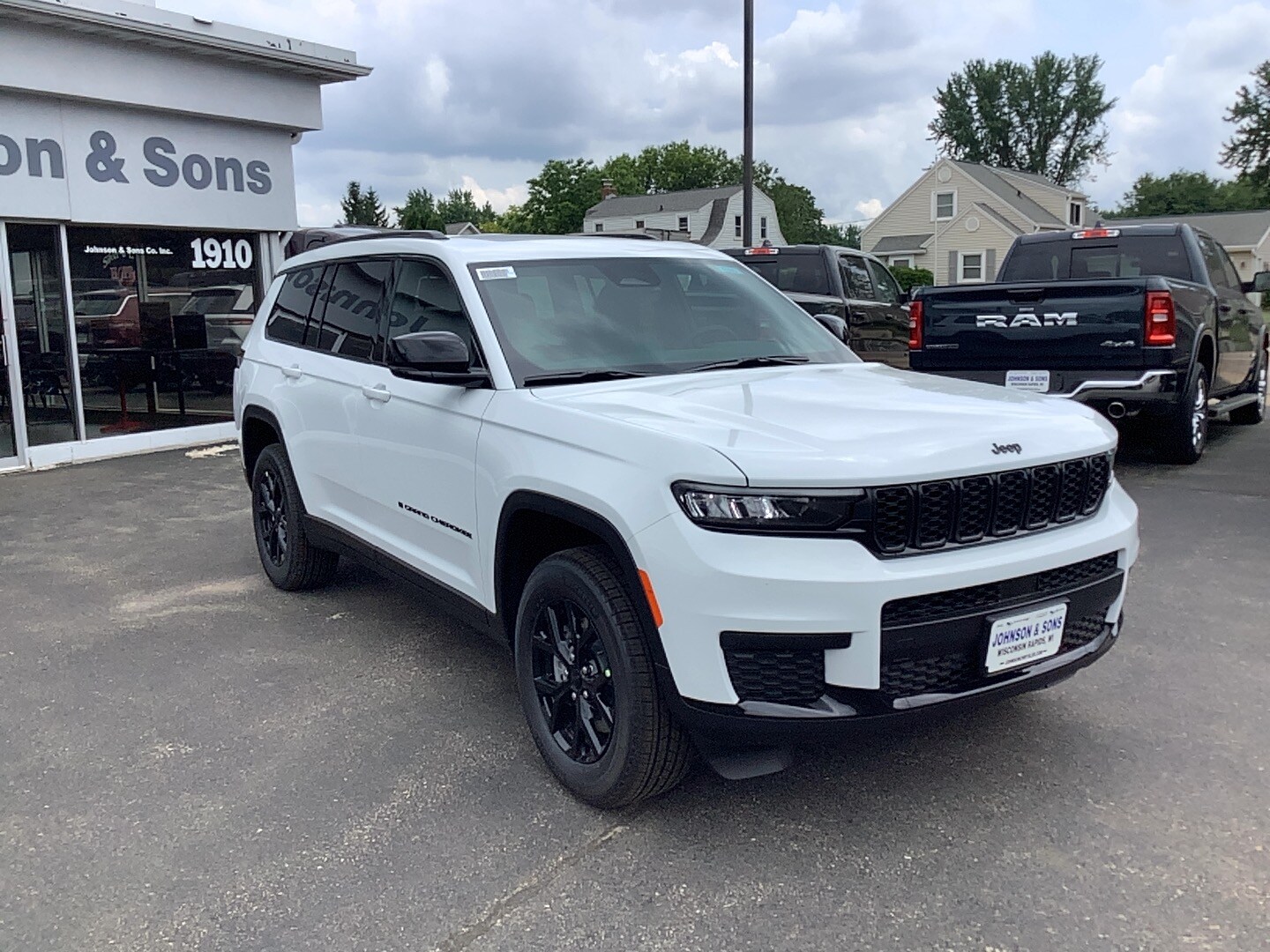 2025 Jeep Grand Cherokee Laredo photo 3