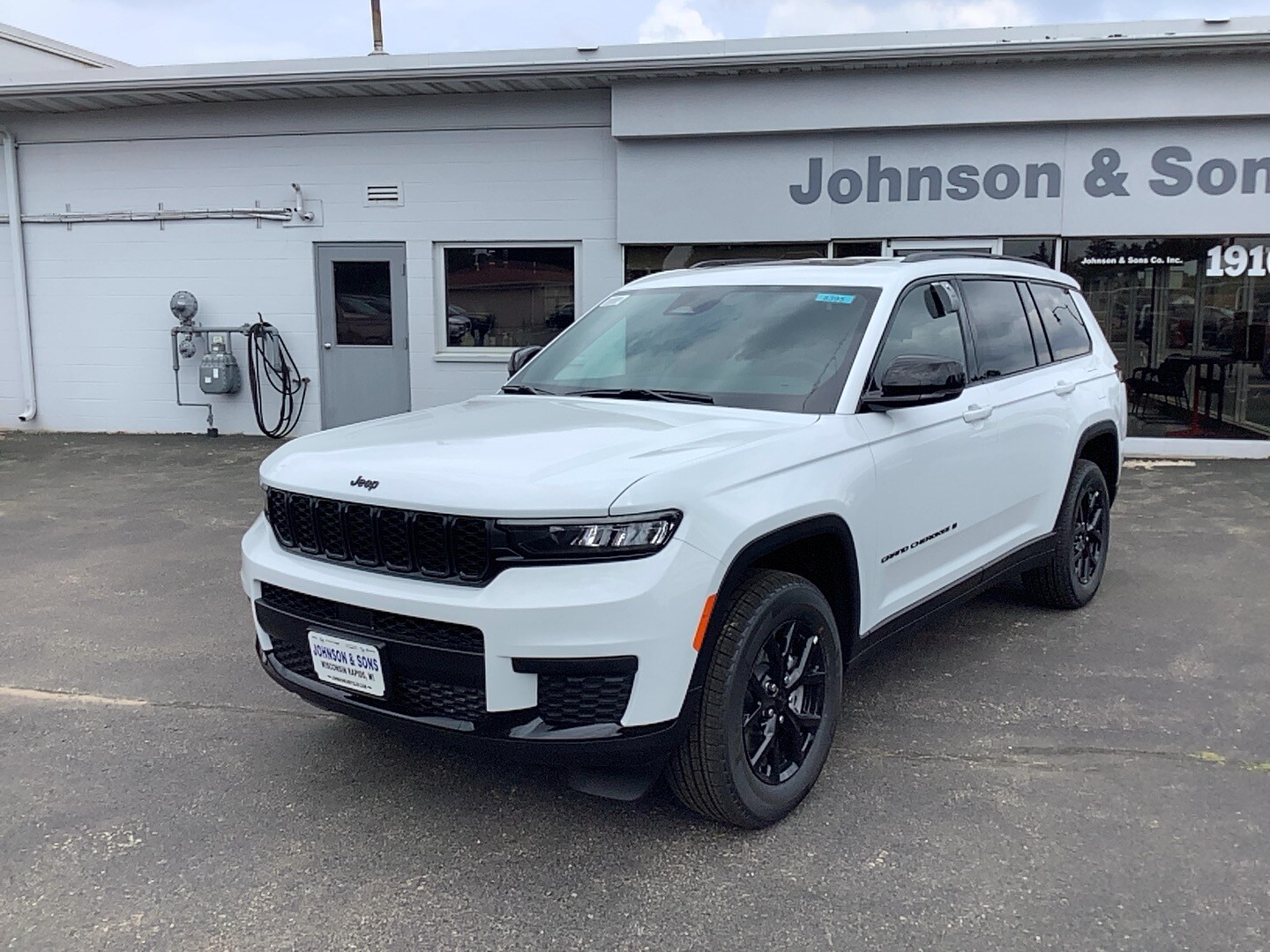 2025 Jeep Grand Cherokee Laredo photo 2