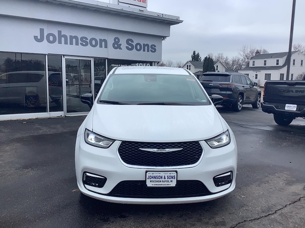 Used 2024 Chrysler Pacifica Van