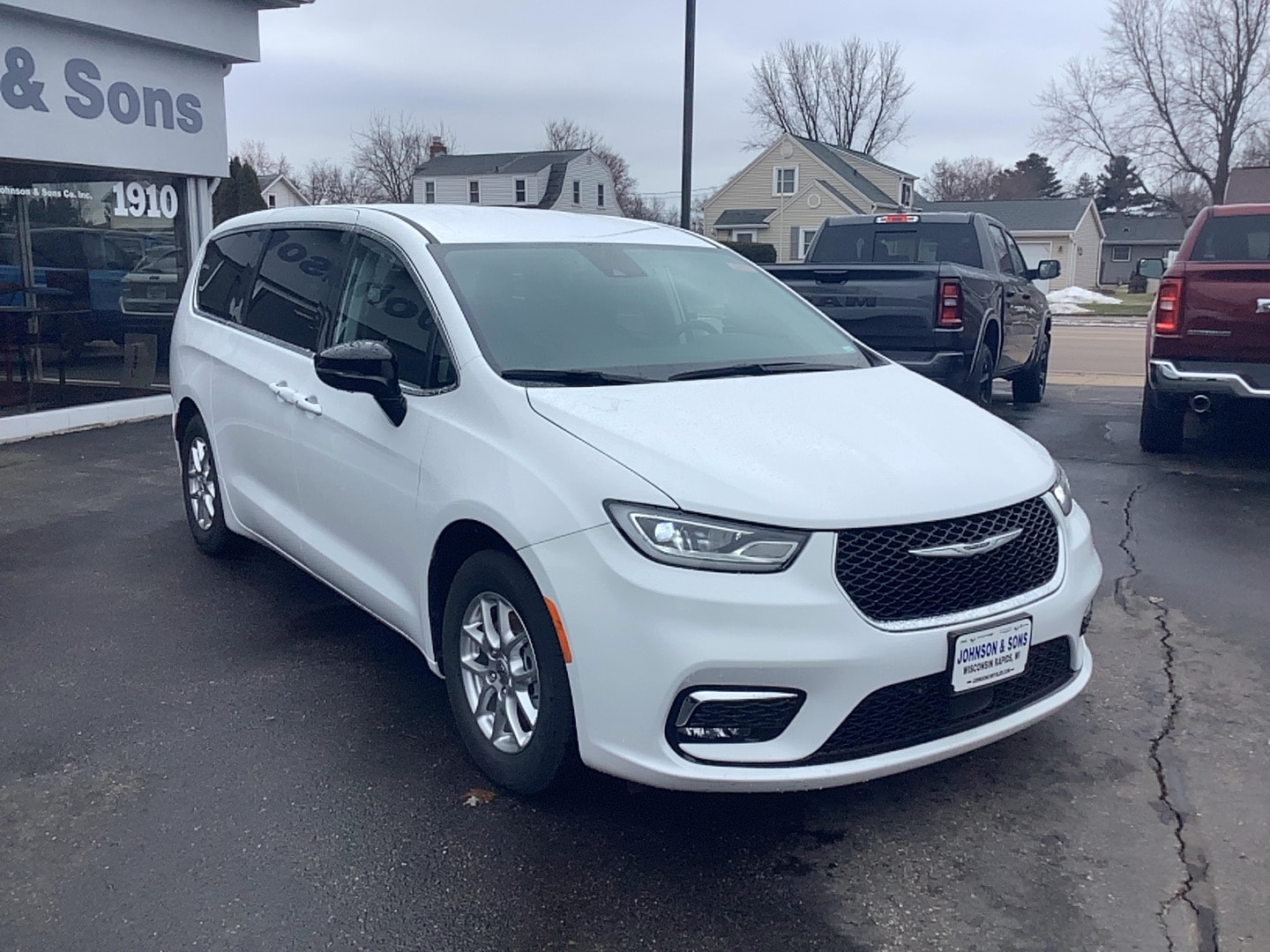2024 Chrysler Pacifica Touring L's photo