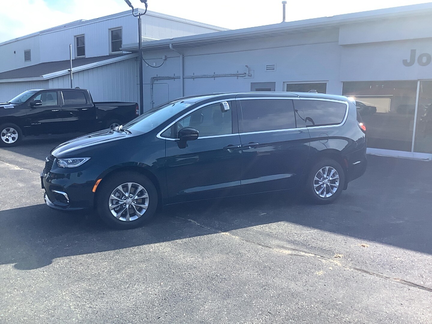 2025 Chrysler Pacifica photo 4