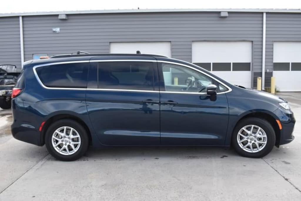 Used 2022 Chrysler Pacifica Touring L Van Passenger Van