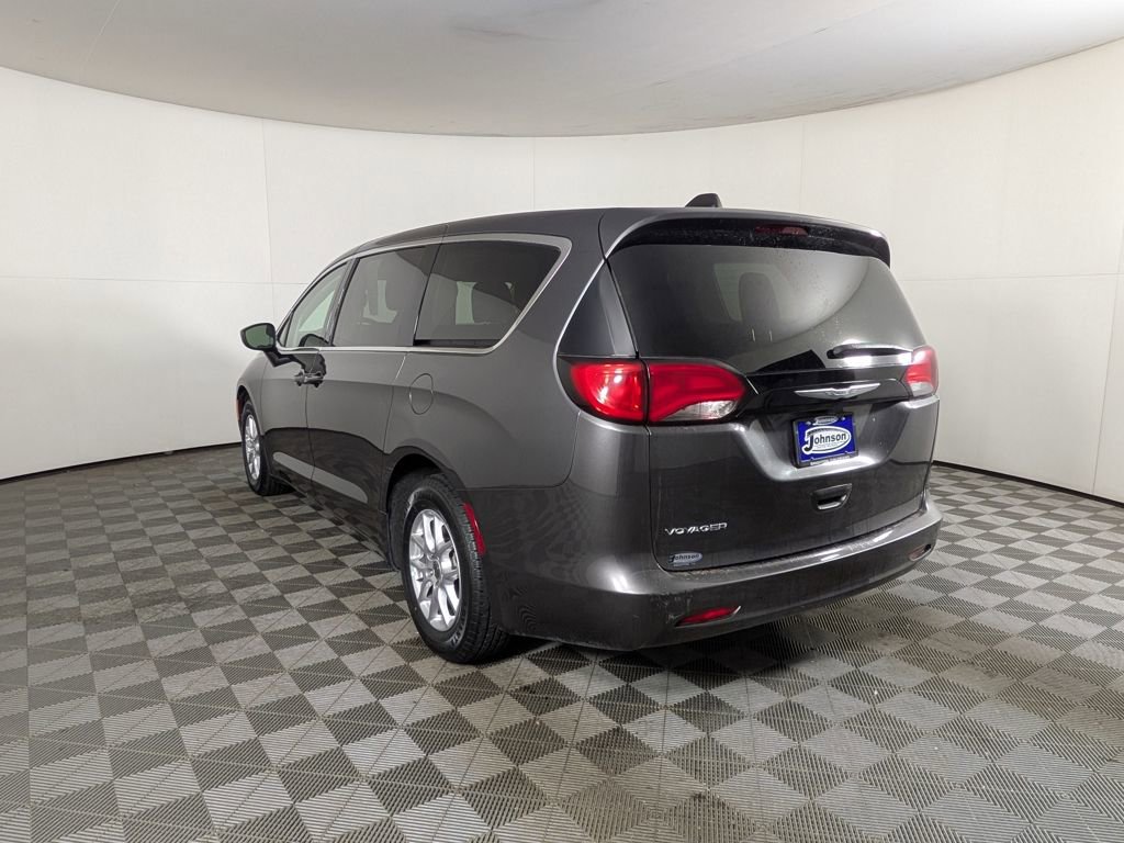 2022 Chrysler Voyager LX photo 4
