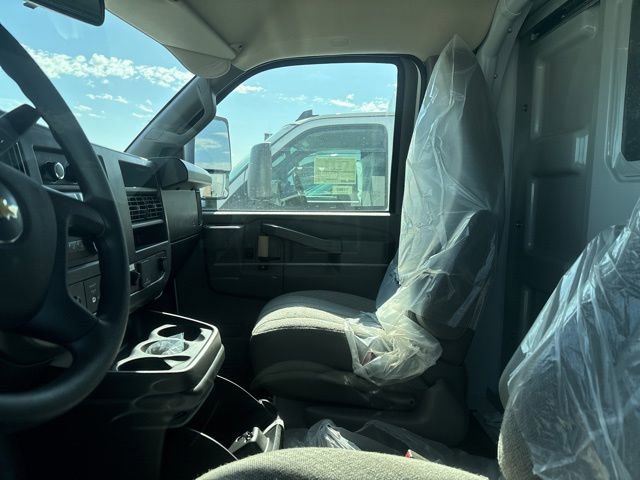 2025 Chevrolet Express Cutaway 3500 photo 2