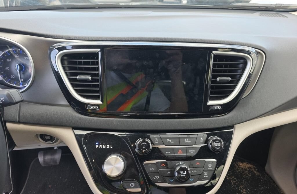 Used 2024 Chrysler Pacifica Touring L