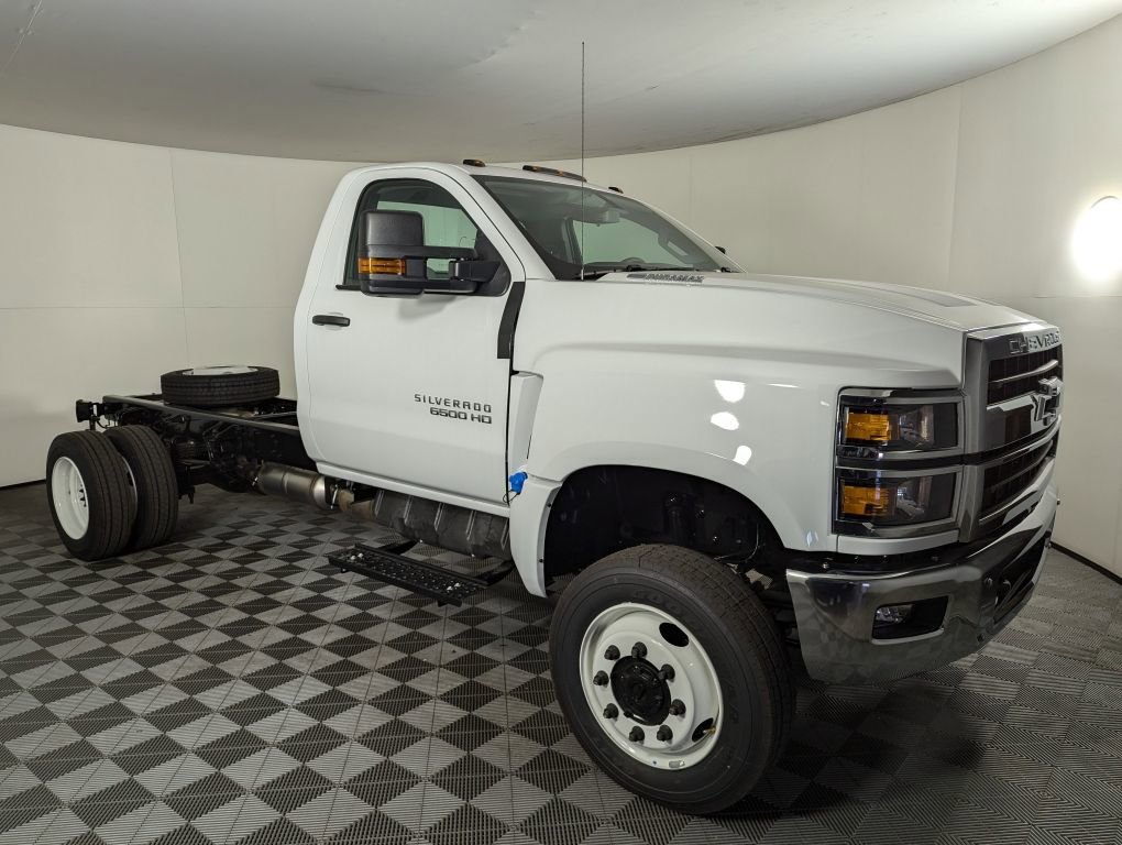 2024 Chevrolet Silverado 6500HD Work Truck photo 3