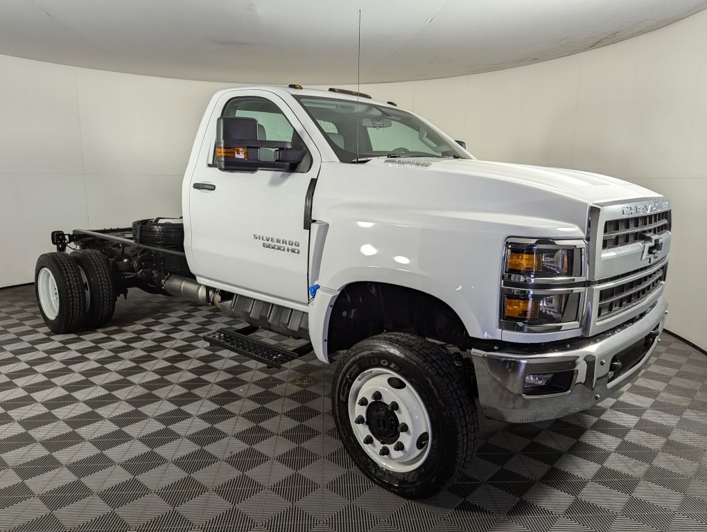2024 Chevrolet Silverado 6500HD Work Truck photo 3