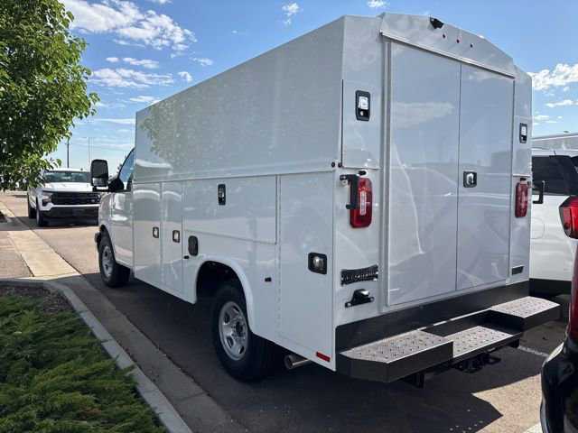 2025 Chevrolet Express Cutaway 3500 photo 3