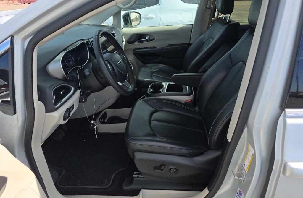 Used 2024 Chrysler Pacifica Touring L