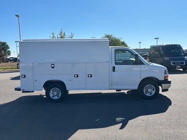 2025 Chevrolet Express Cutaway 3500 photo 3