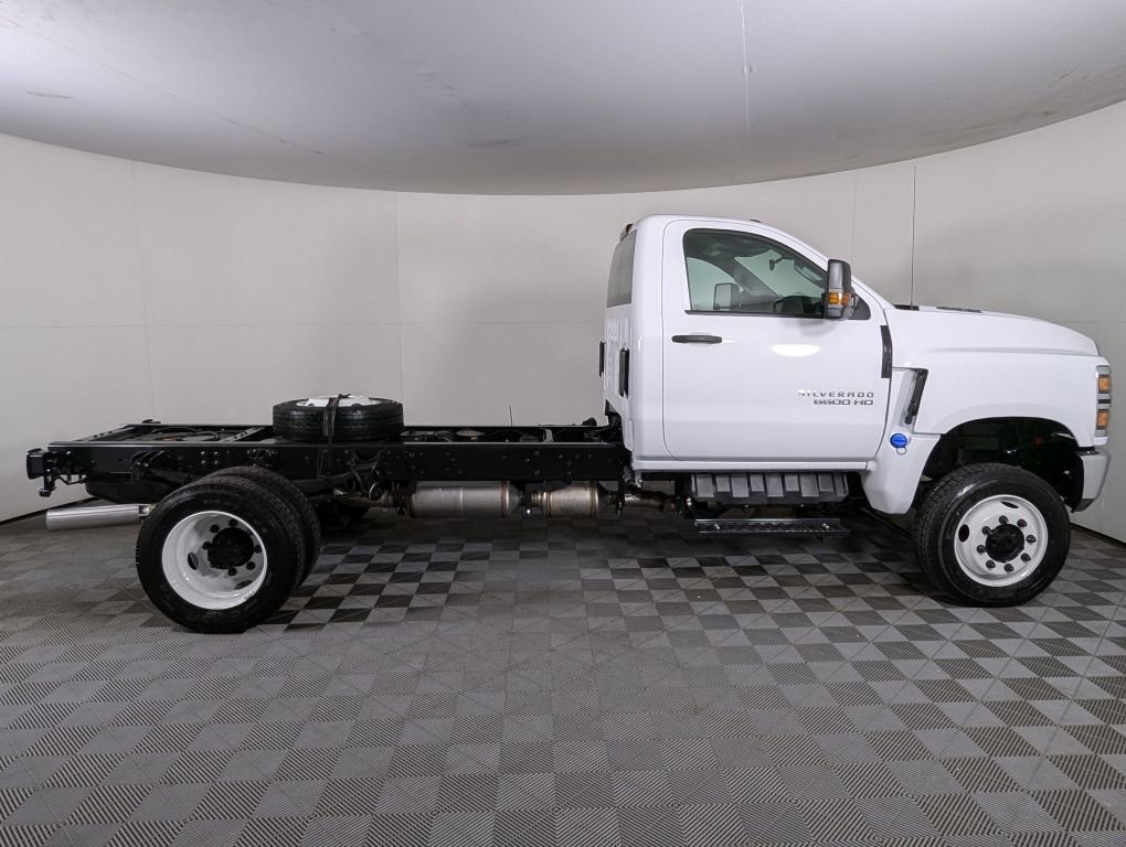 2024 Chevrolet Silverado 6500HD Work Truck photo 4