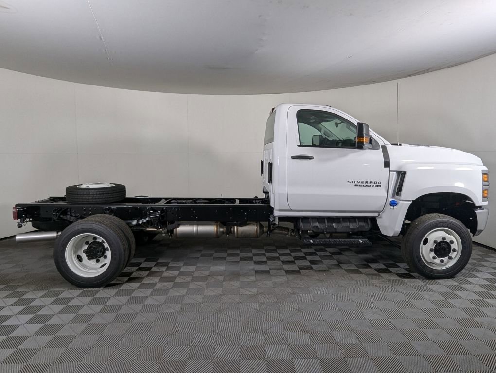 2024 Chevrolet Silverado 6500HD Work Truck photo 4