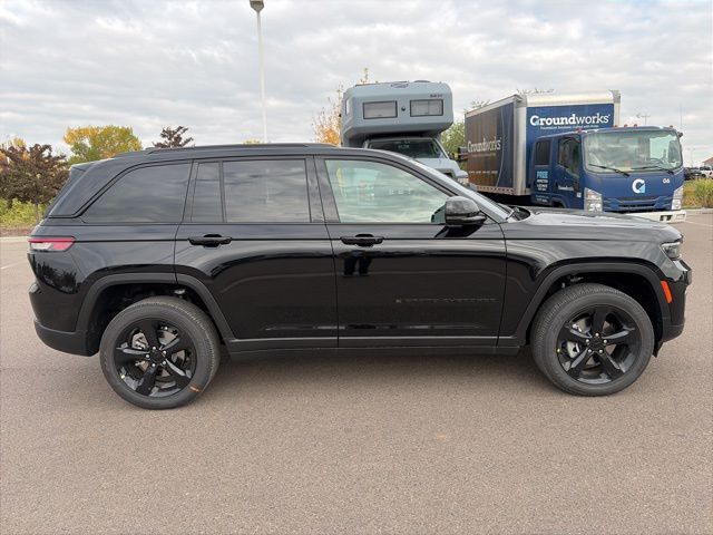 2025 Jeep Grand Cherokee Laredo photo 4