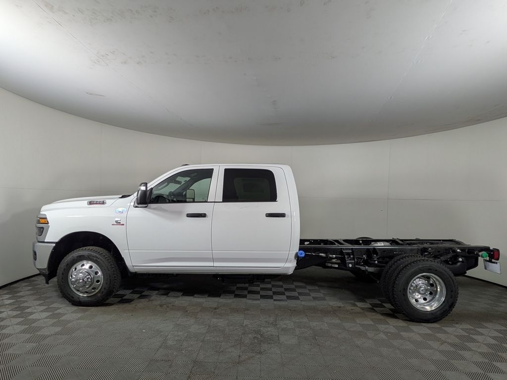 New 2025 Ram 3500 Chassis Cab 3500 TRADESMAN CREW CAB CHASSIS 4X4 60' CA Pickup