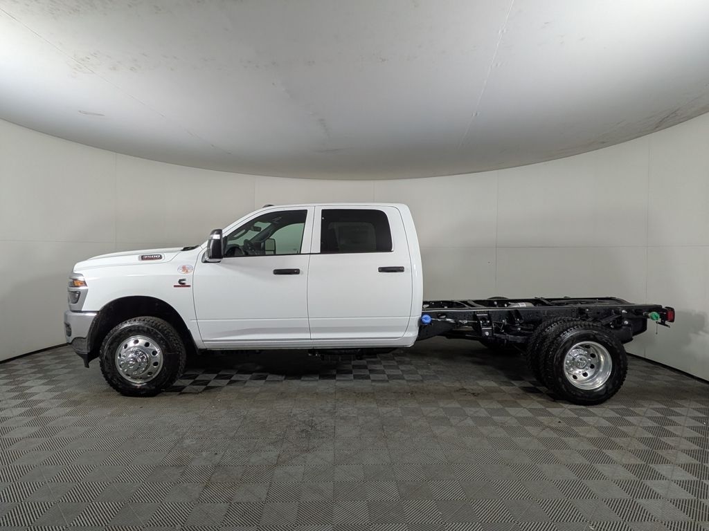 New 2025 Ram 3500 Chassis Cab 3500 TRADESMAN CREW CAB CHASSIS 4X4 60' CA Pickup