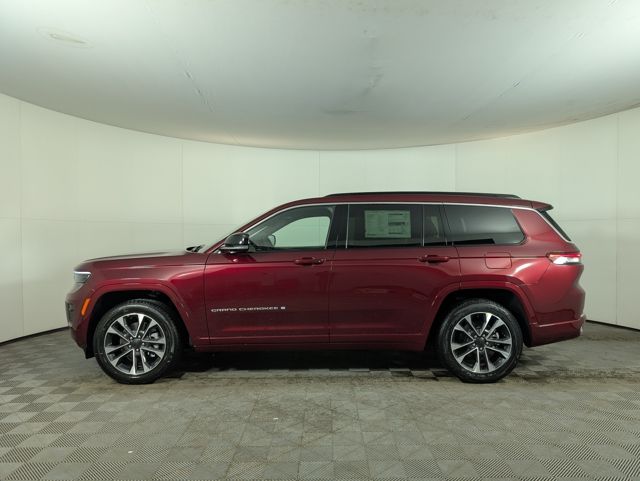 2025 Jeep Grand Cherokee Overland photo 3