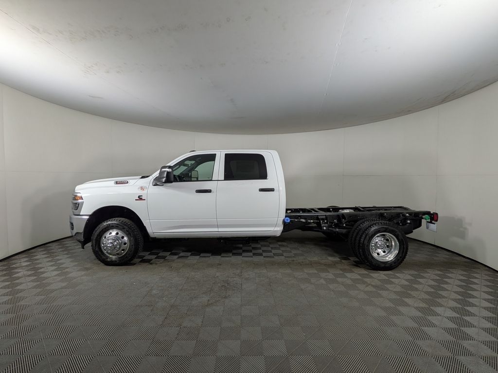 New 2025 Ram 3500 Chassis Cab 3500 TRADESMAN CREW CAB CHASSIS 4X4 60' CA Pickup