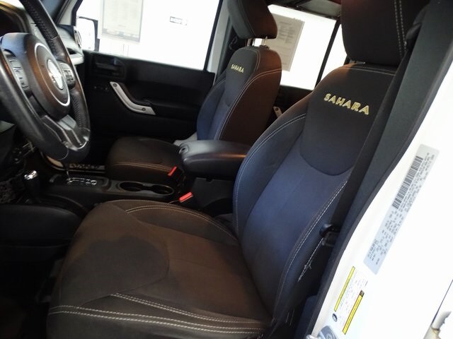 2015 Jeep Wrangler Unlimited Sahara photo 2