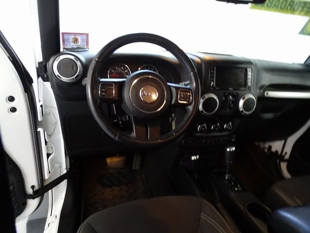 2015 Jeep Wrangler Unlimited Sahara photo 4