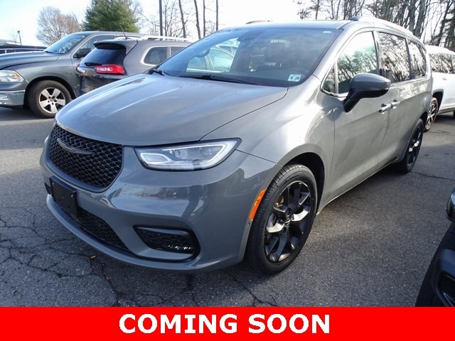 2023 Chrysler Pacifica Touring L's photo