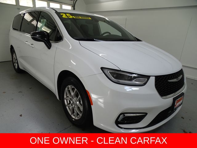 2025 Chrysler Pacifica Select's photo