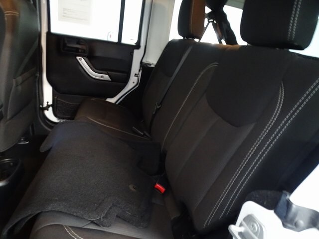 2015 Jeep Wrangler Unlimited Sahara photo 3